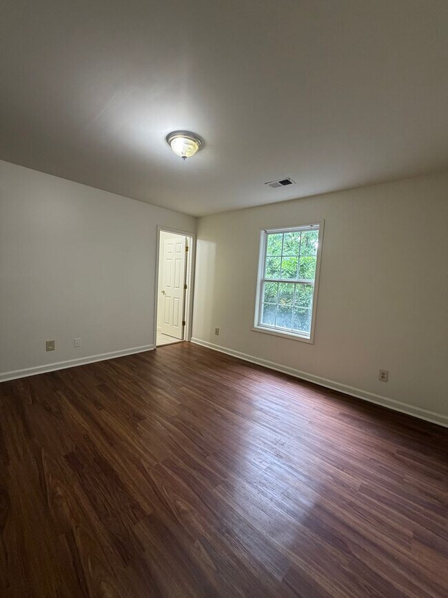 Building Photo - 137 Macey Ave