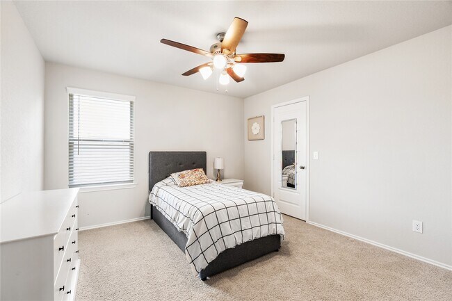 Building Photo - 97 Courageous Side Way