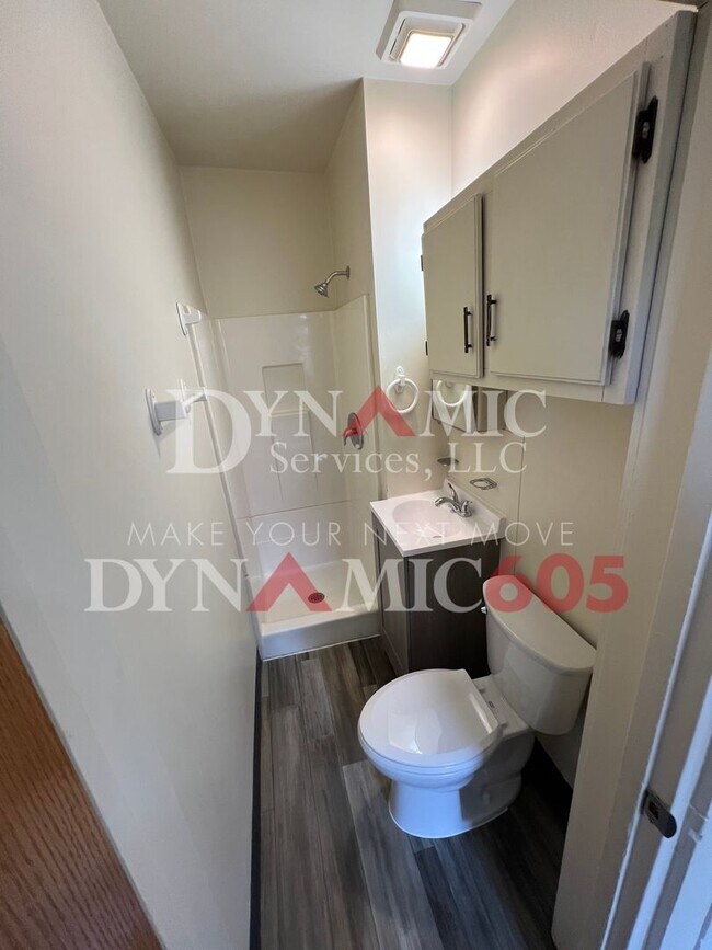 Building Photo - Upper Level 2BR/1BA in Downtown Sioux Falls