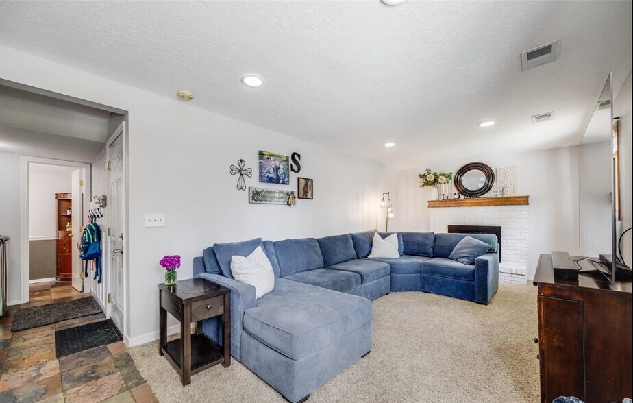 Building Photo - 7370 Devinney Ct
