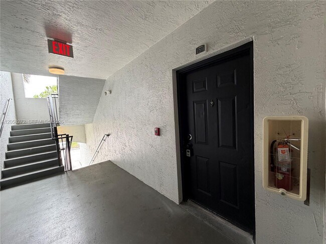 Building Photo - 5016 Lantana Rd