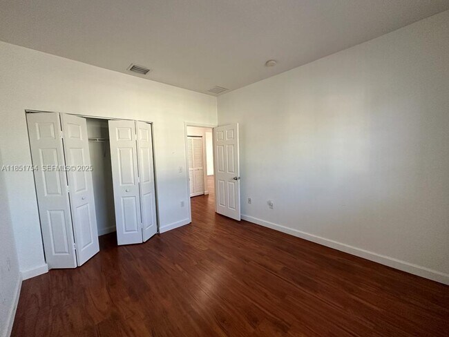 Building Photo - 372 NE 26th Pl