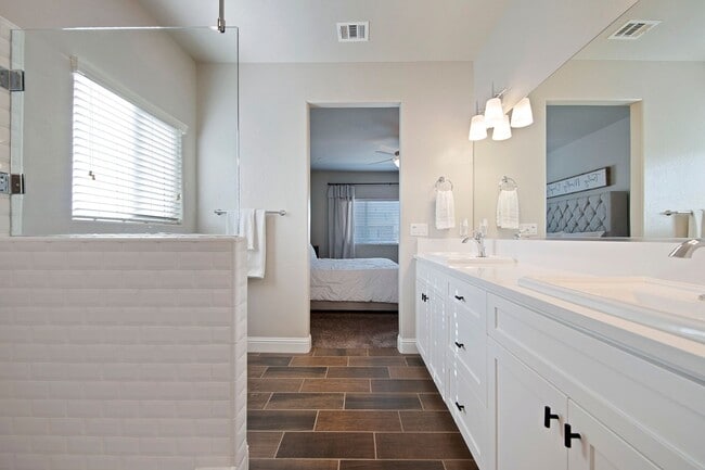 Building Photo - Clovis Eastside Home, 4BR/3.5BA, Built 201...