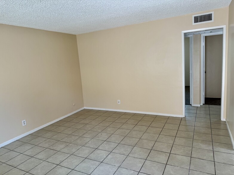 Living Room - 3312 N Chester Ave