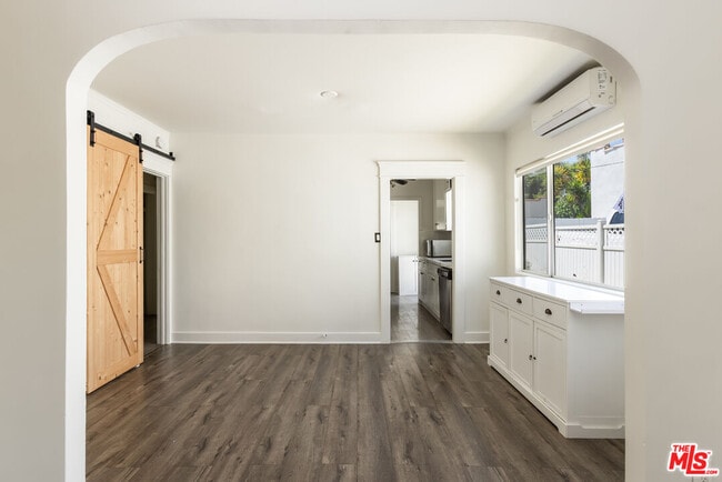 Building Photo - 1553 N Stanley Ave