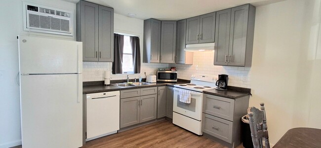 Building Photo - Newly Redone 2 Bed/1 Bath Apartment in Eli...