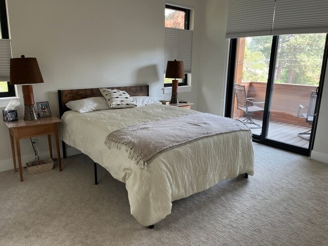 Building Photo - Charming Modern Home in the Heart of Bend
