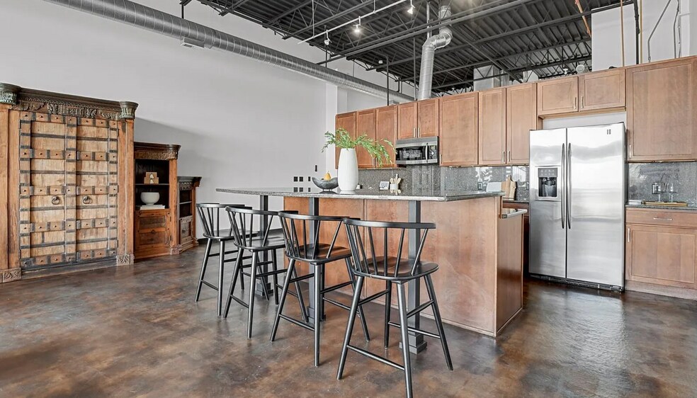 Large island seats 6 - 2715 Blake St