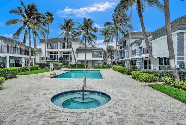 Building Photo - 1194 Hillsboro Mile Unit 1