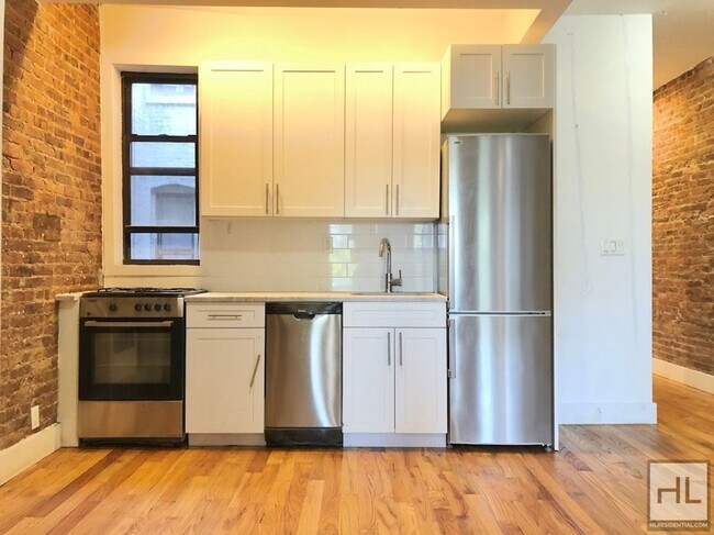 Building Photo - BEDFORD AVENUE / Amazing 3-Bed 1-Bath / Cr...