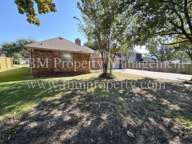 Building Photo - 803 Lakeway Dr