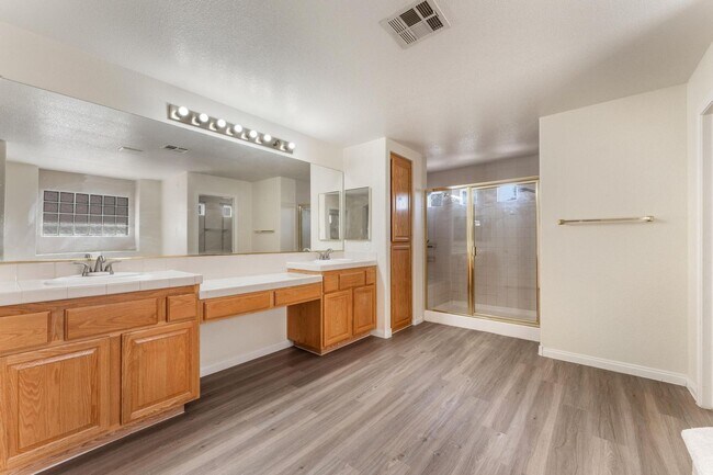 Building Photo - Luxurious Home in Gated Community