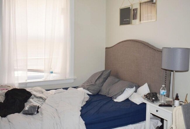 Building Photo - 1 bedroom in Chicago IL 60657