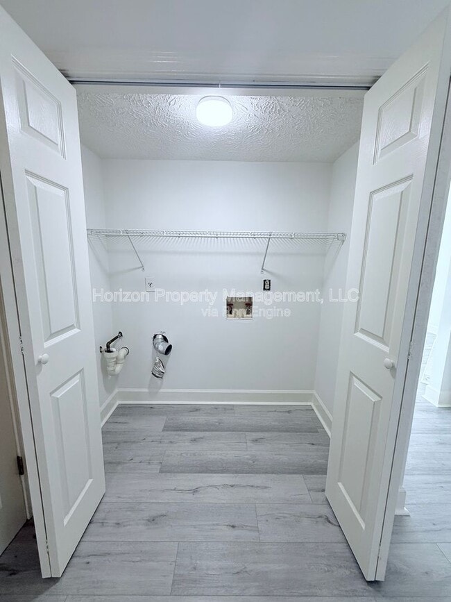 Building Photo - 4071 Hidden Hollow Dr