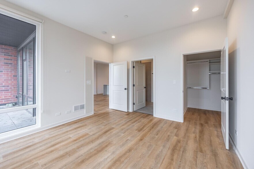 Building Photo - 6340 W Belmont Ave