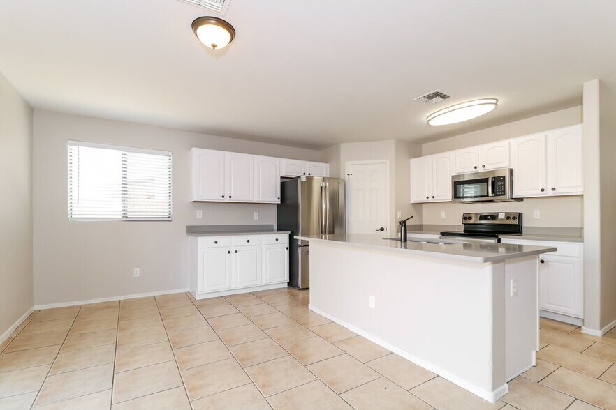 Building Photo - 8216 W Globe Ave