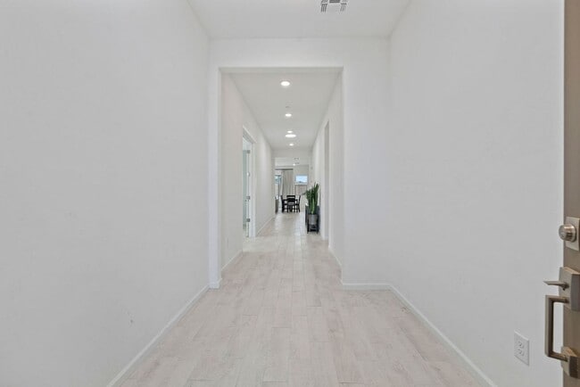 Building Photo - Newer Single Story 5 Bedroom 3 Bath Home in Vail