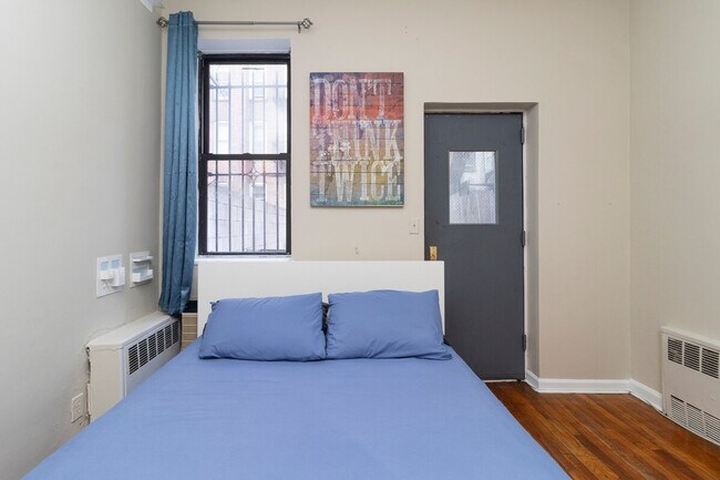 Building Photo - 250 E 82nd St