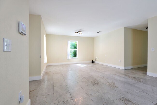 Building Photo - Remodeled 4BR Home Near Downtown Sarasota