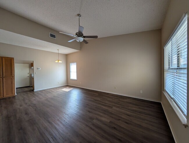 Building Photo - LOCATION!! On Wood Rd -Off Landa  / Fridge / Covered Back Patio / No Carpet / NBISD