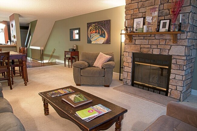 Building Photo - $0 DEPOSIT OPTION. CHARMING TWO-STORY TOWN...