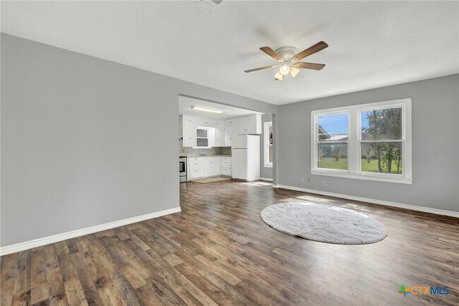 Building Photo - 105 E Huebinger St