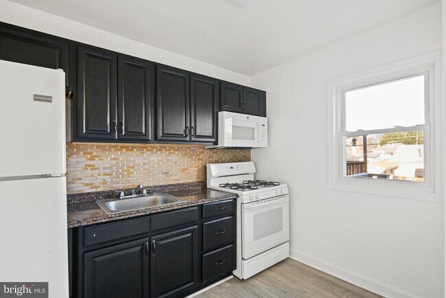 Building Photo - 165 Hampshire Rd