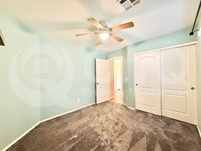 Building Photo - 1032 E Daniella Dr