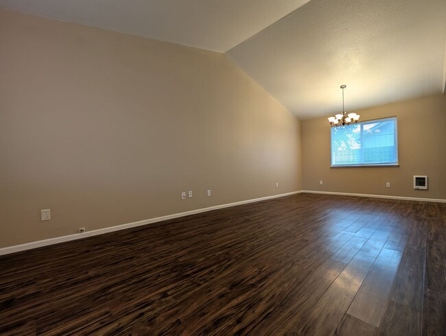 Building Photo - Nice 2bed/1.5 bath townhome- Great Springf...