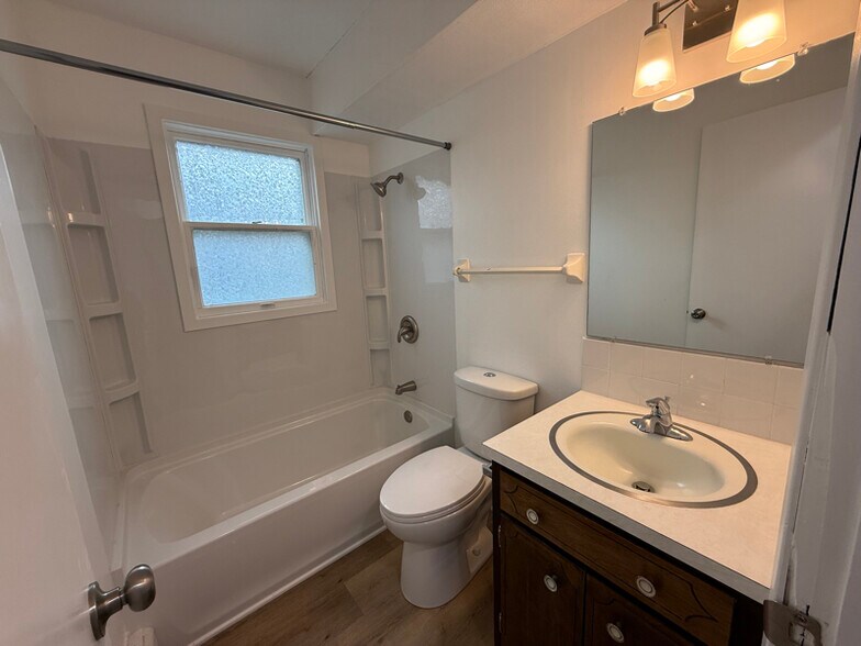 Building Photo - 704 E 14th St