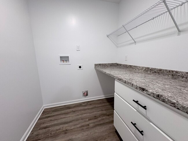 Building Photo - Newly Renovated 3 Bedroom 2 Bath w/ Flex Room Located in a Sought-after Neighborhood!