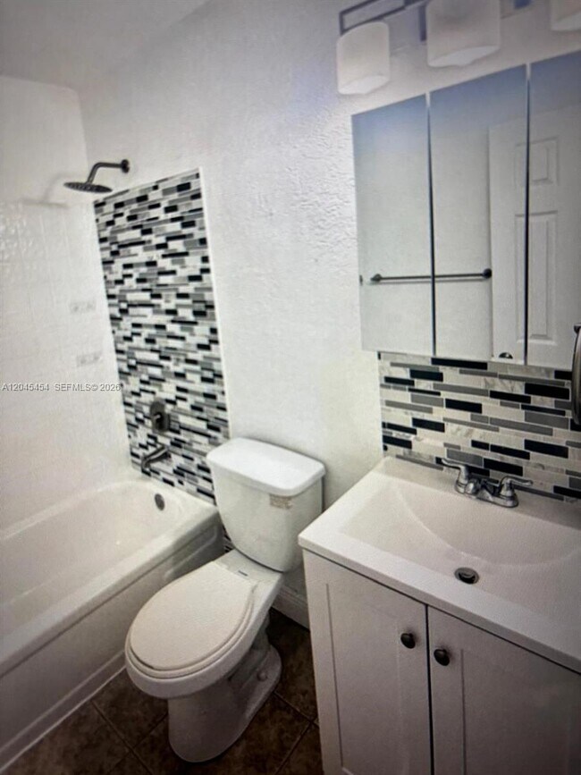 Building Photo - 984 W 40th St