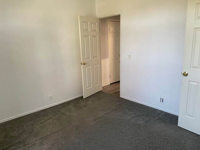 Building Photo - Sweeping Views of Cascade Valley