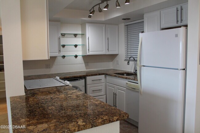 Building Photo - 404 S Beach St