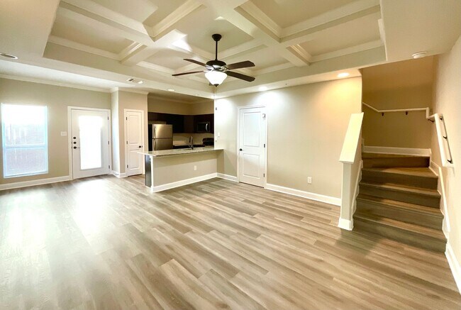 Building Photo - **APPLICATION RECEIVED** Three Bedroom Townhome in Prime Location! Close to New IKEA, I-35, Forum...