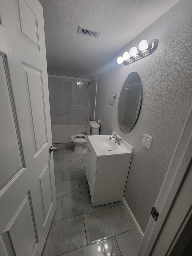 Building Photo - Newly Renovate 4 bedroom 2 bath Home in Li...