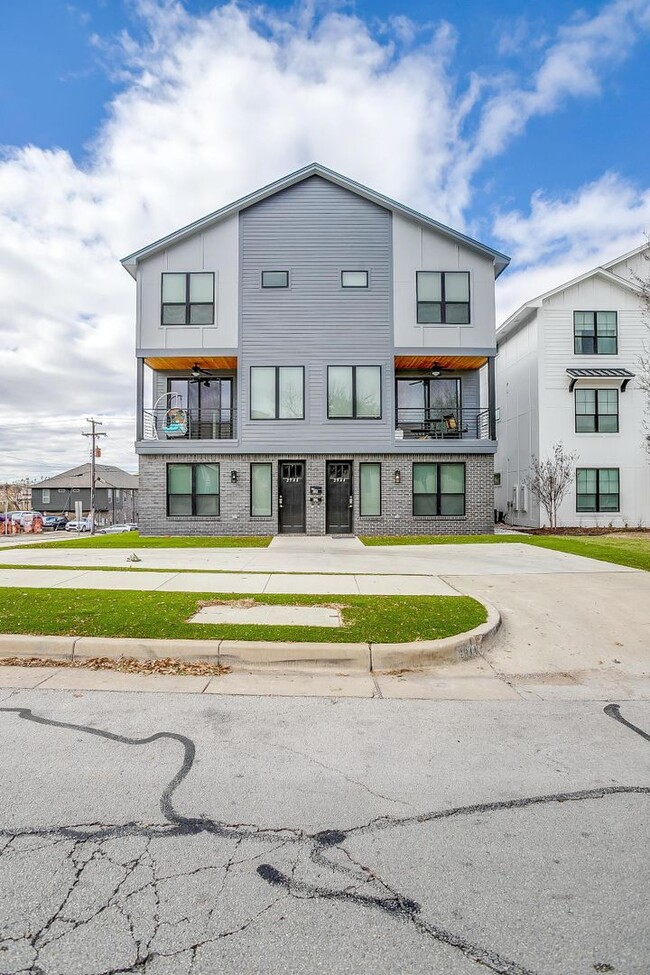 Building Photo - 2944 Forest Park Blvd