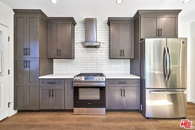 Building Photo - 6443 Columbus Ave