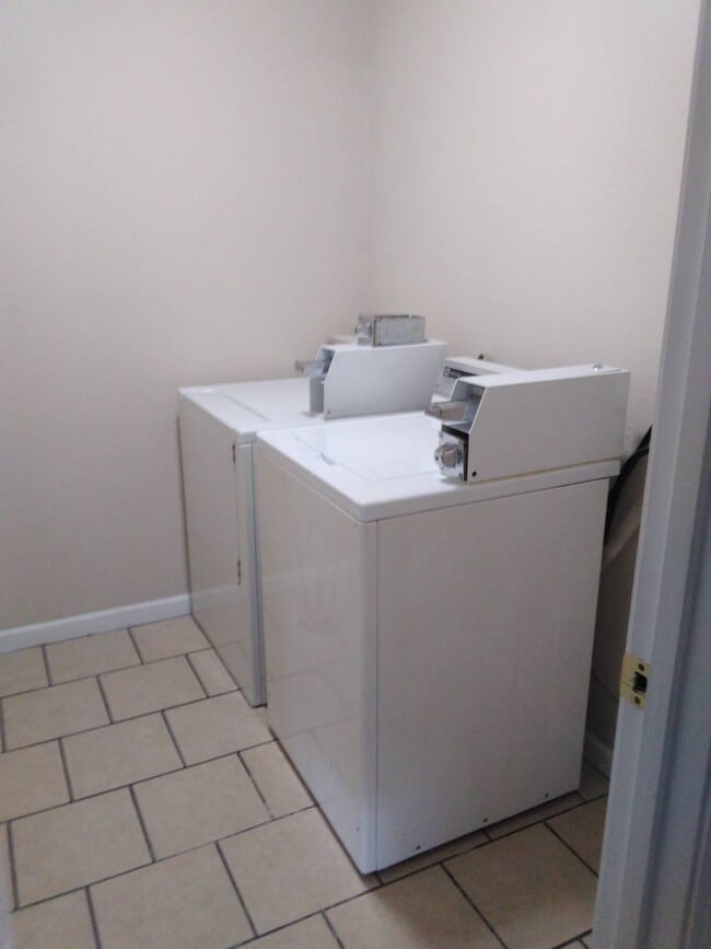 Building Photo - 317 E Mill St