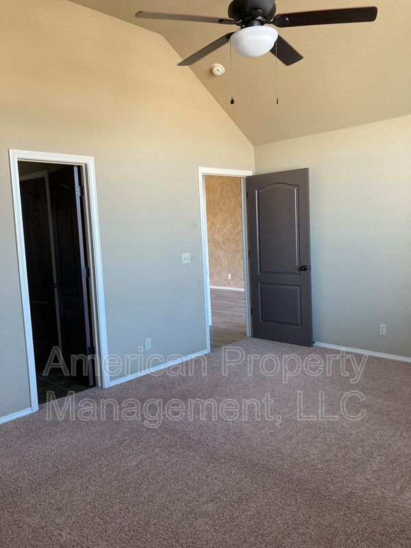 Building Photo - 15609 S Broadway St