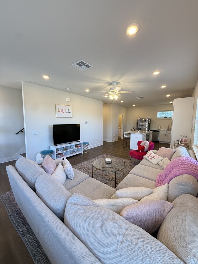 Building Photo - 619 Whitham Ave