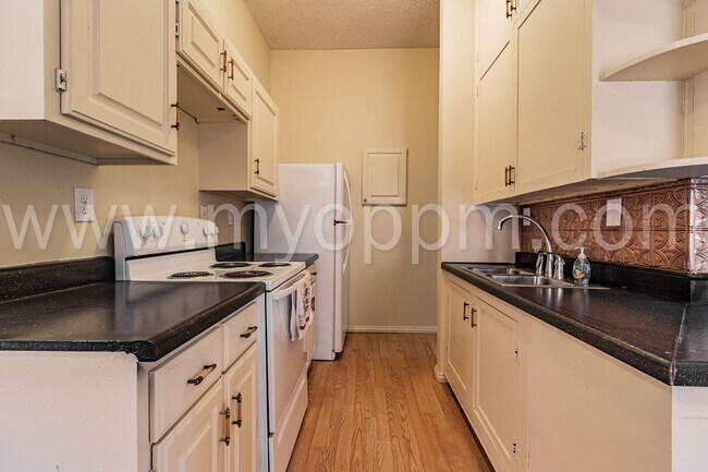 Building Photo - 1146 S 32nd St