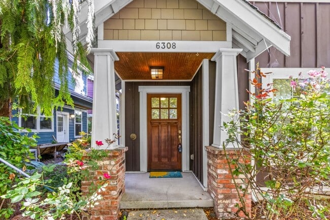 Building Photo - 2bd/1.75Ba Seattle Townhouse