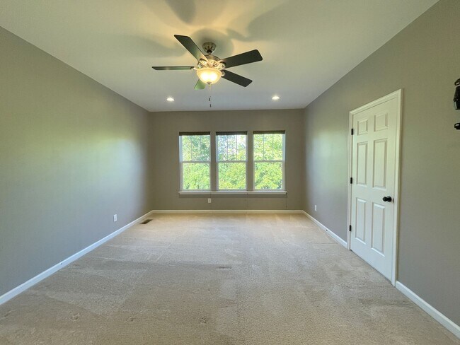 Building Photo - Spectacular 4 Bed 3.5 Bath Townhouse In Br...