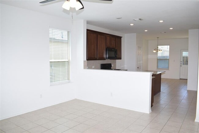 Building Photo - 409 English Oak St