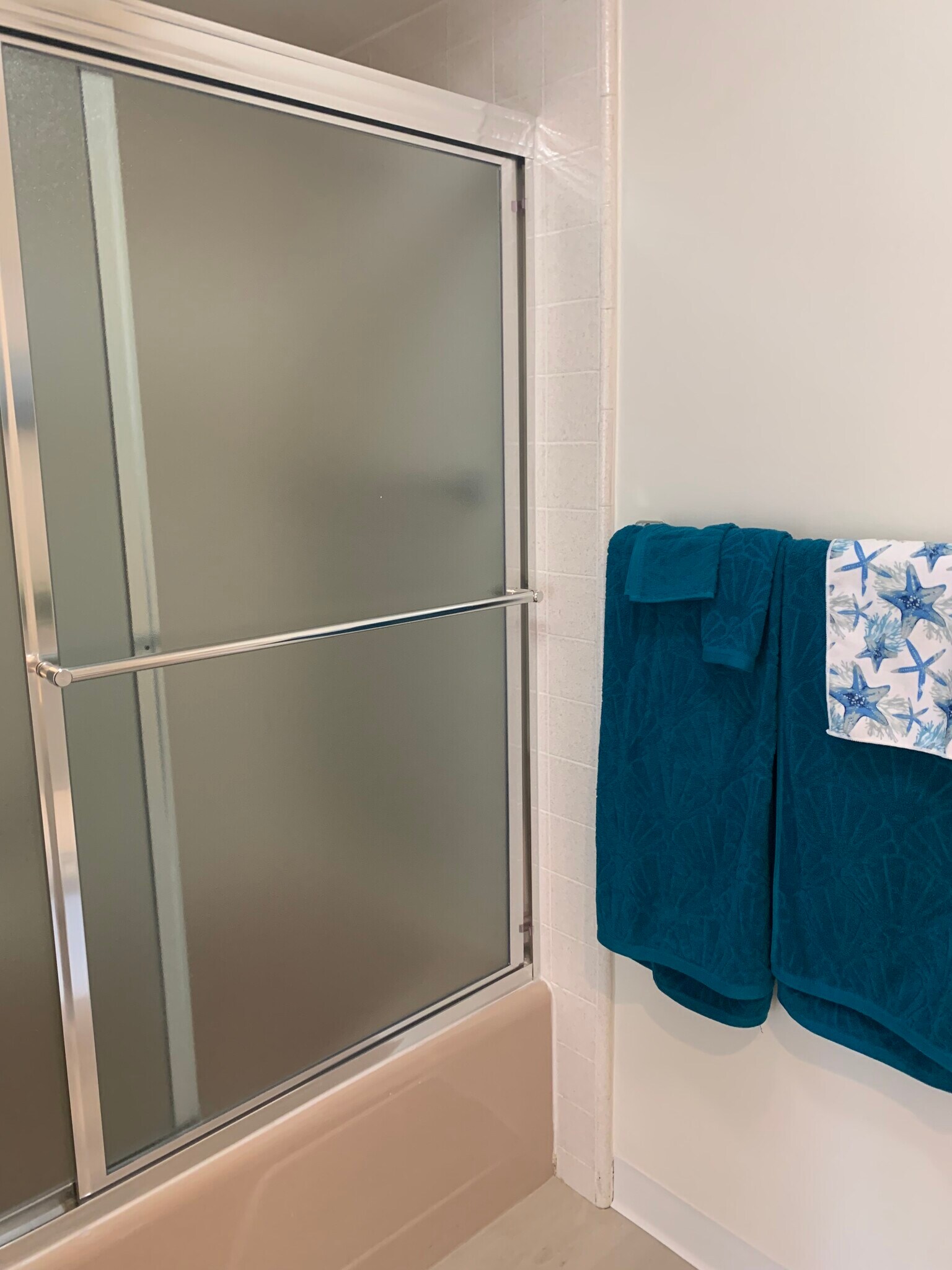 Bathtub/shower - 621 Avenida Sevilla