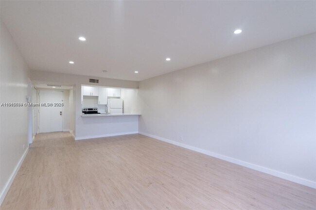 Building Photo - 8160 Geneva Ct