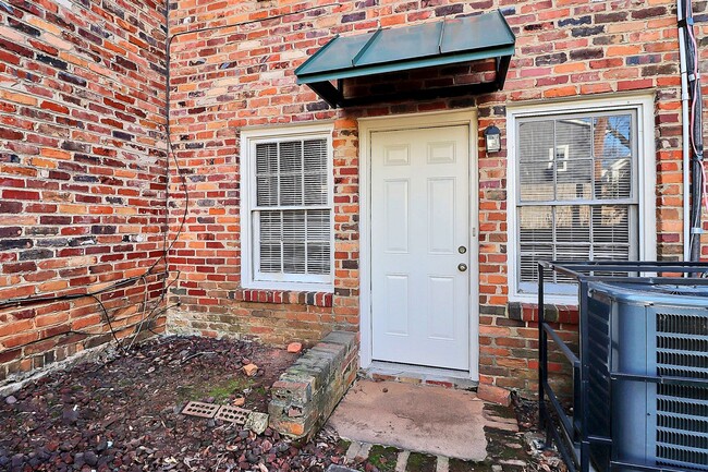 Building Photo - Lovely Two Bedroom Apartment Near Cotswold!