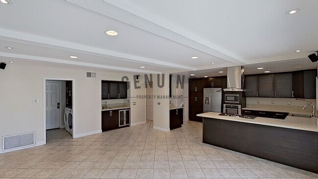 Building Photo - Spacious and Nicely Updated House With Gre...