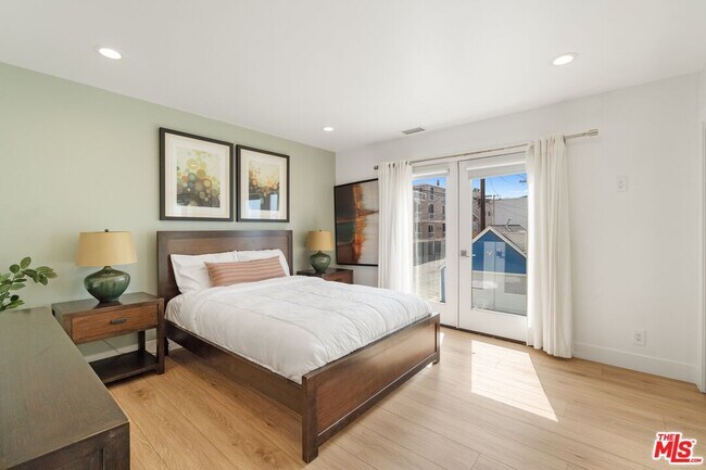 Building Photo - 6419 Ocean Front Walk